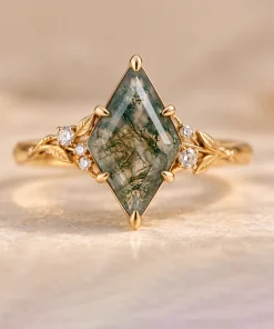 Yellow gold illustration of kite moss agate ring with leaf details