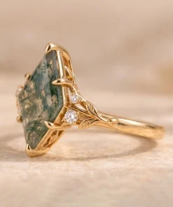 Side illustration of yellow gold kite moss agate leaf ring